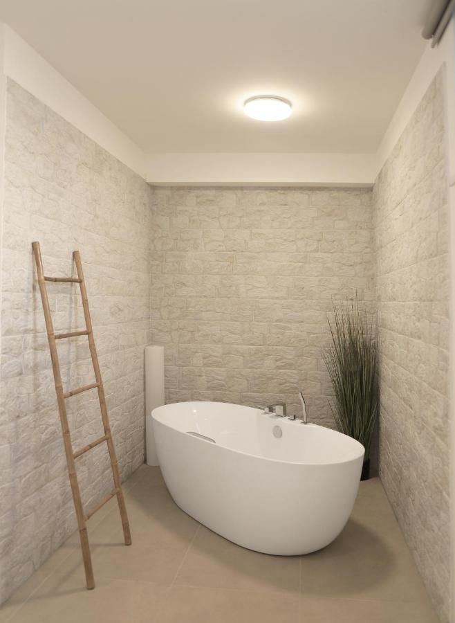 Apartments Terra Sun With Private Pool Or Jacuzzi Njivice Exterior photo