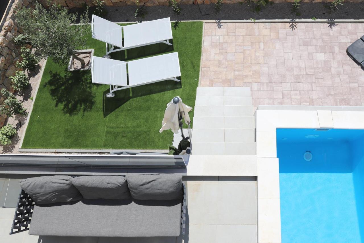 Apartments Terra Sun With Private Pool Or Jacuzzi Njivice Exterior photo